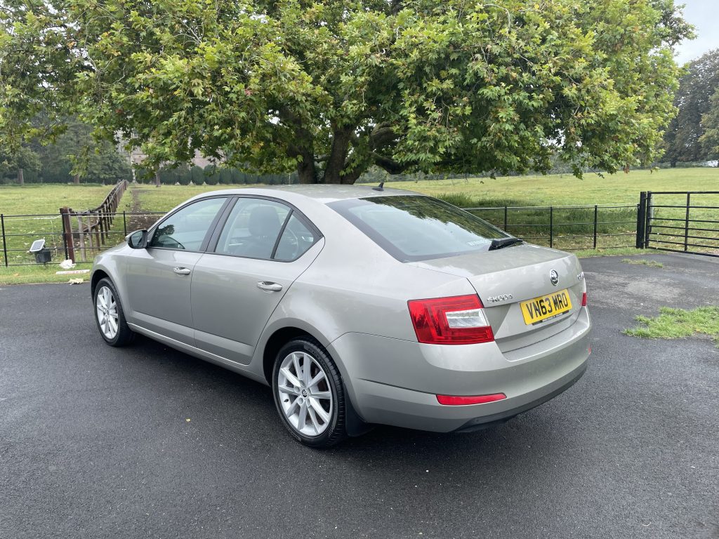 Skoda Octavia 2.0 TDI Elegance Hatchback 5dr Diesel Manual Euro 5 (s/s) (150 ps)