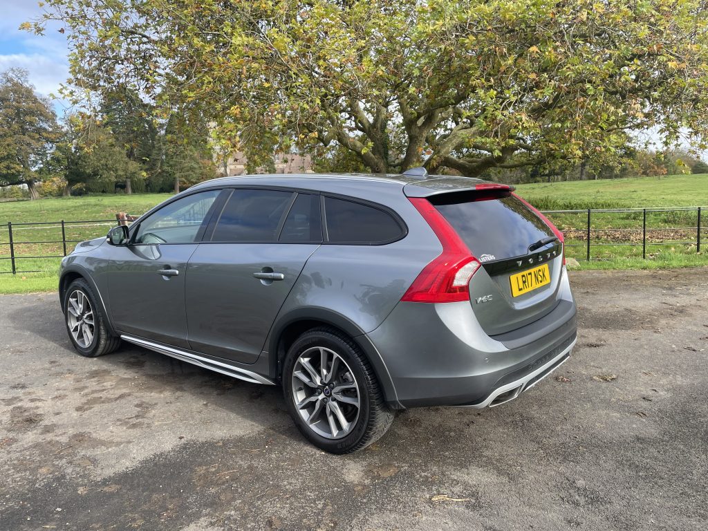 Volvo V60 Cross Country 2.4 D4 Lux Nav Estate 5dr Diesel Auto AWD Euro 6 (s/s) (190 ps)